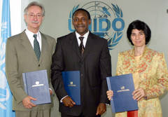 M. Martin, M. Yumkella et Mme Mangin (source : ONUDI) - JPEG