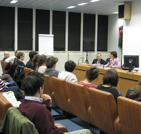 S.E Madame Florence Mangin en pleine allocution devant les élèves de Sciences Po - JPEG