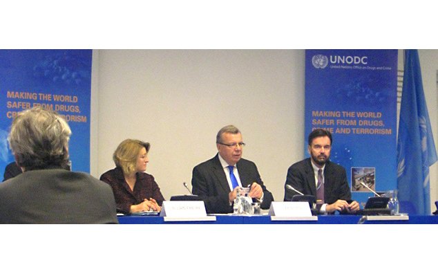 Yuri Fedotov, directeur général de l'ONUDC (au centre) et Carmen Freire, présidente de la 55e Commission des Stupéfiants, lors d'une conférence de presse