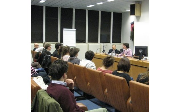 S.E Madame Florence Mangin en pleine allocution devant les élèves de Sciences Po